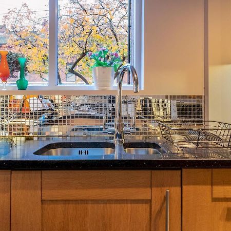 Villa Pass The Keys Colourful, Quirky Artist-Owned 3 Bed Next To Cafes Belfast Esterno foto