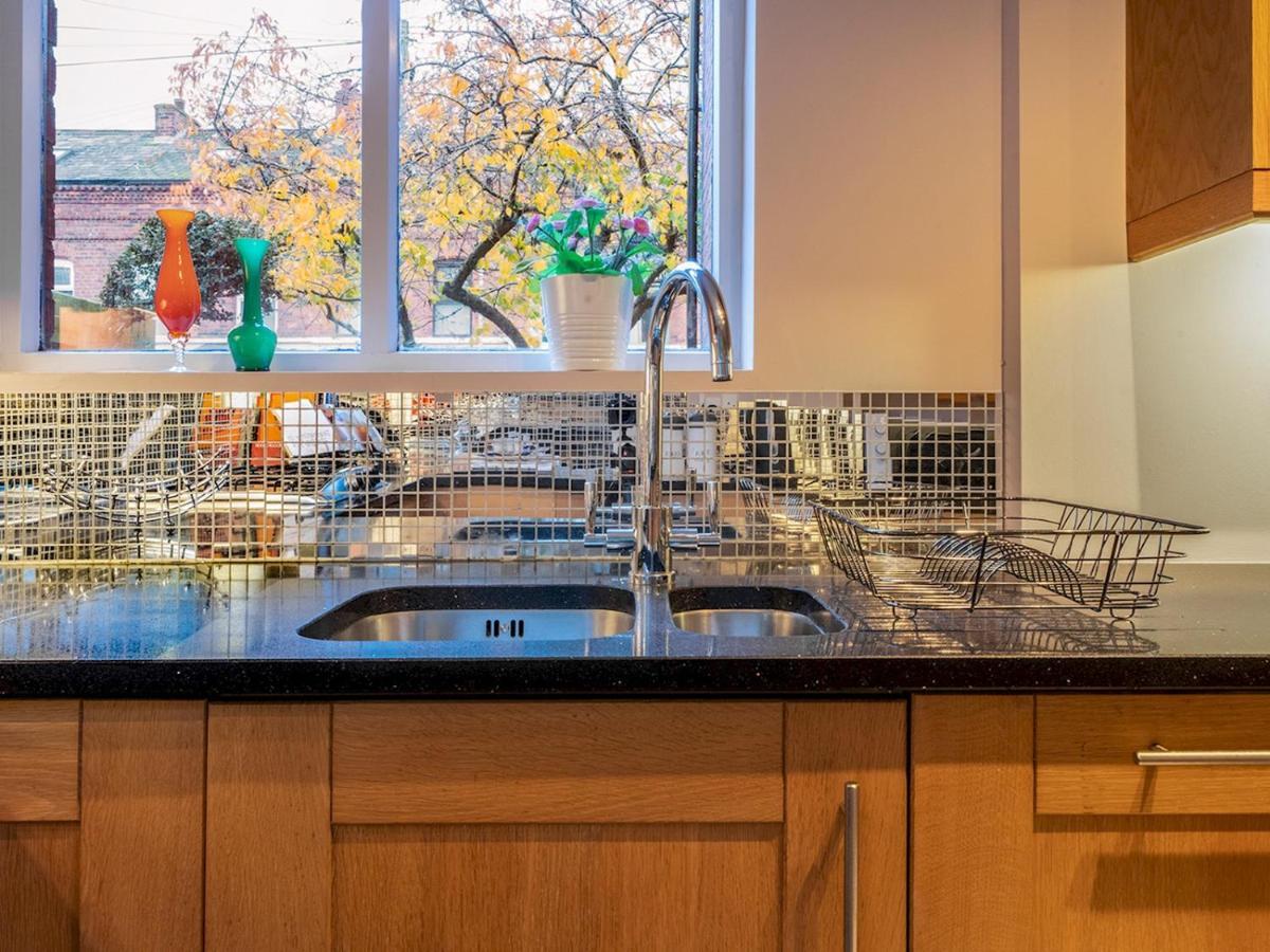 Villa Pass The Keys Colourful, Quirky Artist-Owned 3 Bed Next To Cafes Belfast Esterno foto